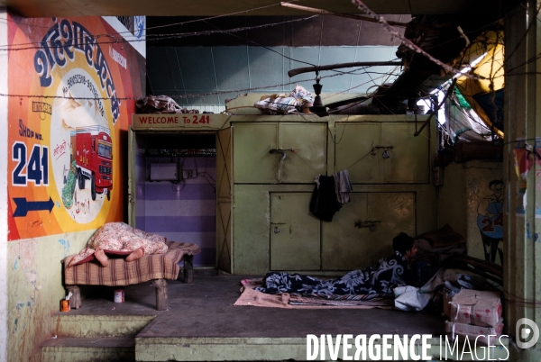 Delhi, les Halles de Sabji Mandi. Dans un tumulte vital, existent ensemble maîtres et serviteurs, paysans, porteurs, commerçants et négociants, et s échangent les marchandises (legumes et fruits) qui nourriront la Ville dans la journée