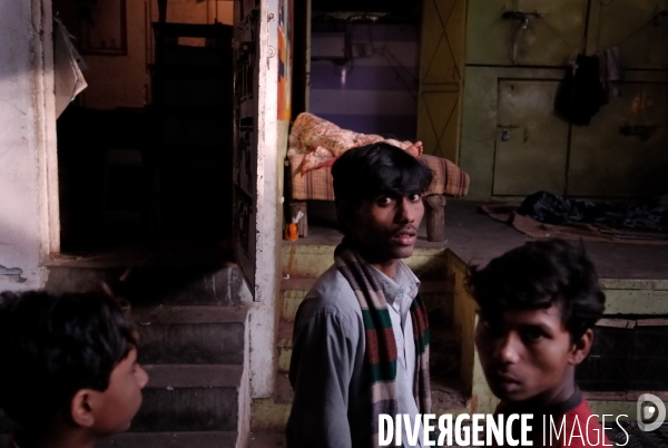 Delhi, les Halles de Sabji Mandi. Dans un tumulte vital, existent ensemble maîtres et serviteurs, paysans, porteurs, commerçants et négociants, et s échangent les marchandises (legumes et fruits) qui nourriront la Ville dans la journée