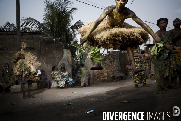 TOGO - BENIN : Culte vaudou du dieu guerrier KOKOU