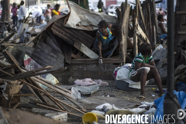 Le camp de refugies saint anne est evacue le jour anniversaire du seisme du 12 janvier 2010.