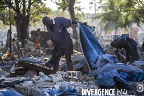 Le camp de refugies saint anne est evacue le jour anniversaire du seisme du 12 janvier 2010.