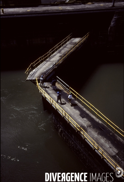 Panama Canal.    porte d ecluse en cours d entretien  , personnel du canal