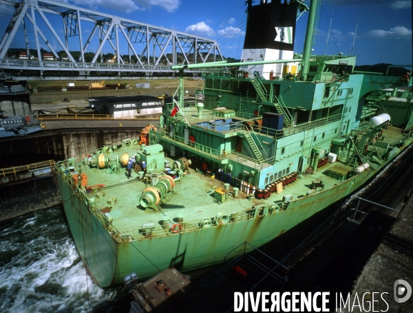 Canal de Panama .  Passage d une ecluse par un tanker