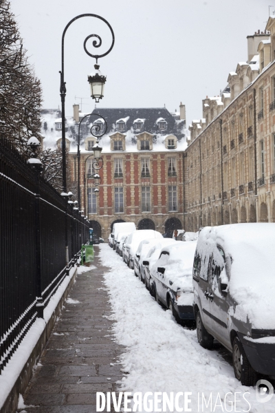 La neige à Paris, place des Vosges.