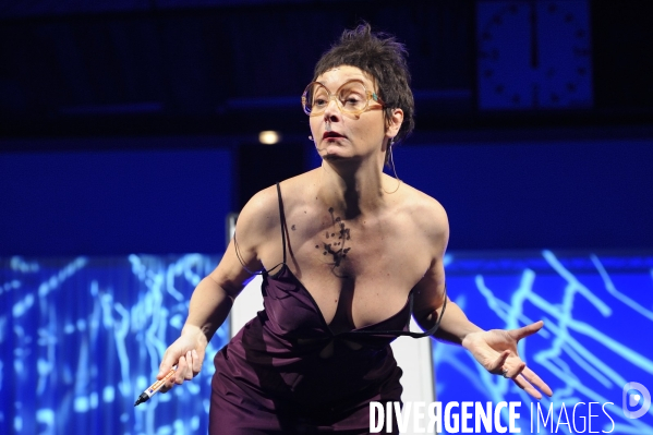 Julie Ferrier -  Martha la prof d arts plastiques 