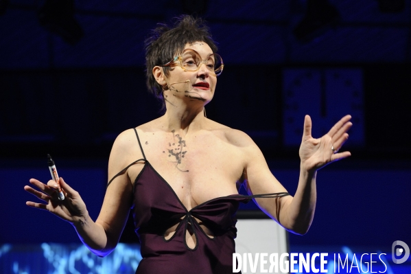 Julie Ferrier -  Martha la prof d arts plastiques 