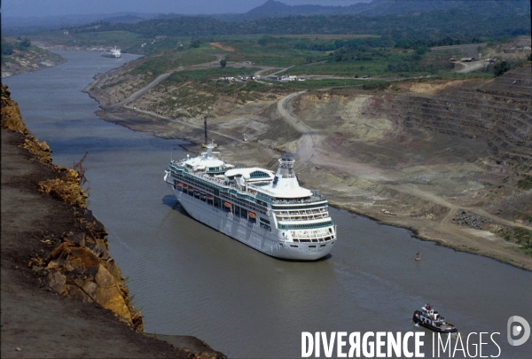 Paquebot  dans le passage de la cuebra,  l endroit le plus étroit du Canal de Panama.