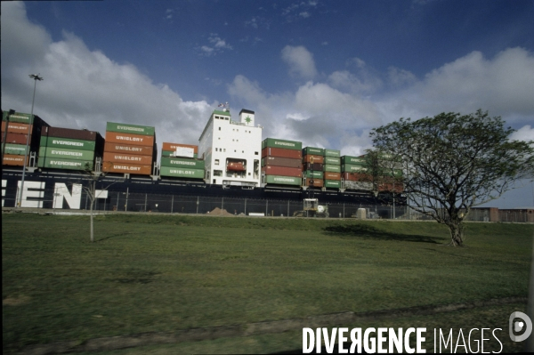 Passage d un porte container d Evergreen  dans le Canal de Panama