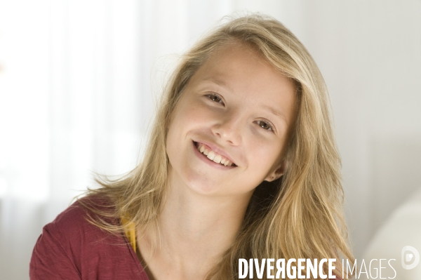 Portraits d une fille blonde de 10 à 12 ans. Portraits of a blonde girl.