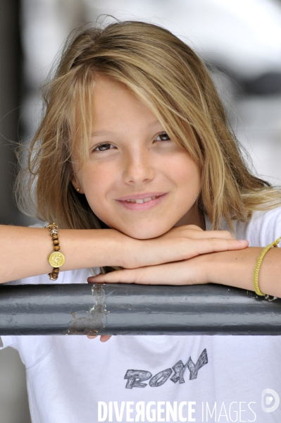 Portraits d'une fille blonde de 10 à 12 ans. Portraits of a blonde girl.  par Emmanuelle THIERCELIN - Photographie ETH0167025 - Divergence images