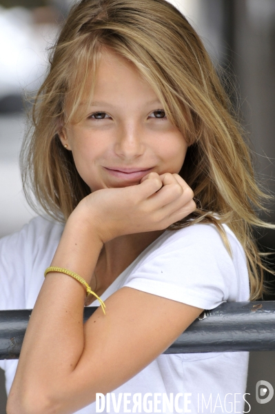 Portraits d une fille blonde de 10 à 12 ans. Portraits of a blonde girl.