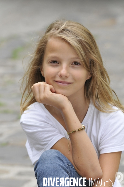 Portraits d'une fille blonde de 10 à 12 ans. Portraits of a blonde girl.  par Emmanuelle THIERCELIN - Photographie ETH0167029 - Divergence images