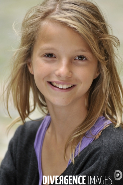Portraits d une fille blonde de 10 à 12 ans. Portraits of a blonde girl.