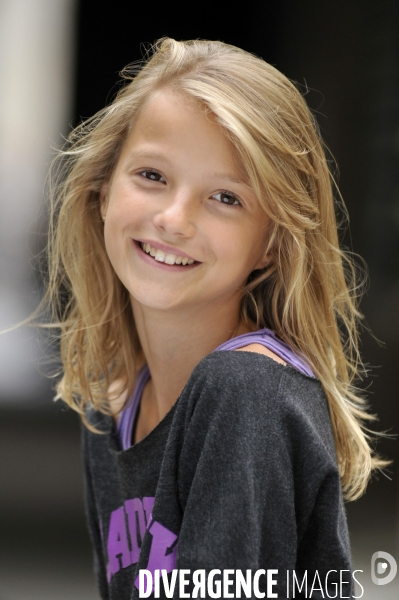 Portraits d une fille blonde de 10 à 12 ans. Portraits of a blonde girl.