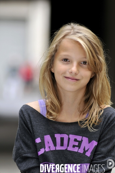 Portraits d une fille blonde de 10 à 12 ans. Portraits of a blonde girl.