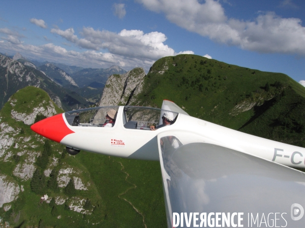 Haute-Savoie au printemps : bapteme en planeur au dessus des Alpes du lac Leman