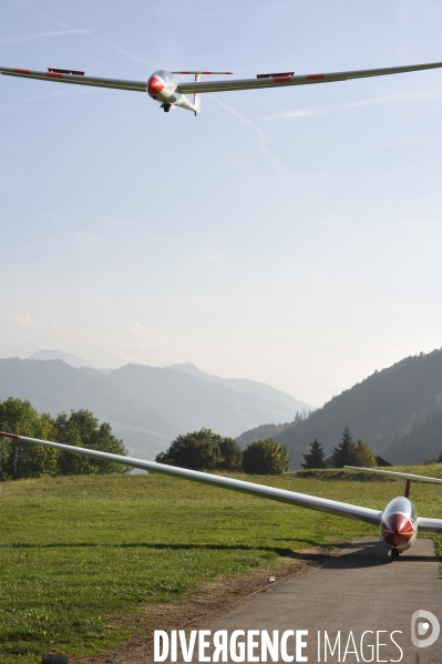Haute-Savoie au printemps : bapteme en planeur au dessus des Alpes du lac Leman
