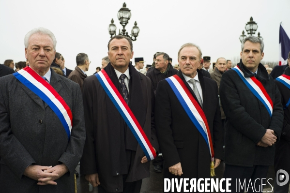 Paris : hommage aux quatre soldats francais tues en Afghanistan.