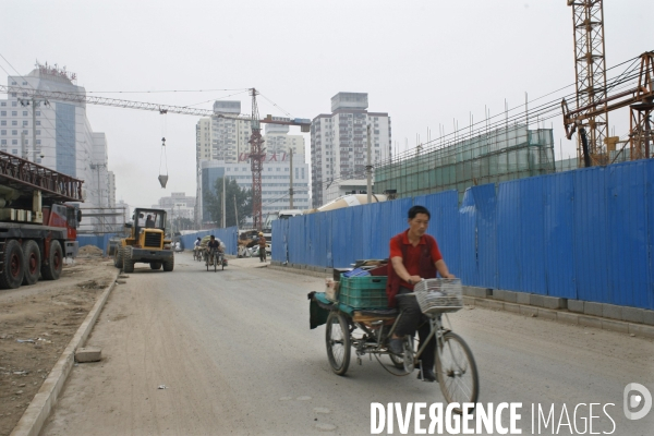 La capitale chinoise en chantier. Pekin se prepare a recevoir les Jeux Olympiques en aout 2008 et se trouve profondement bouleversee.