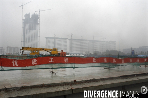 La capitale chinoise en chantier. Pekin se prepare a recevoir les Jeux Olympiques en aout 2008 et se trouve profondement bouleversee.