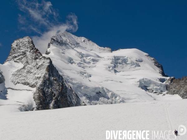 Rando alpinisme aux Écrins : les neiges du Dôme à  4000 