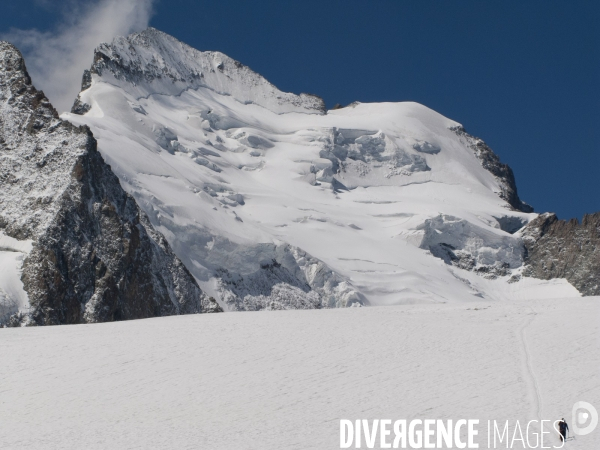 Rando alpinisme aux Écrins : les neiges du Dôme à  4000 