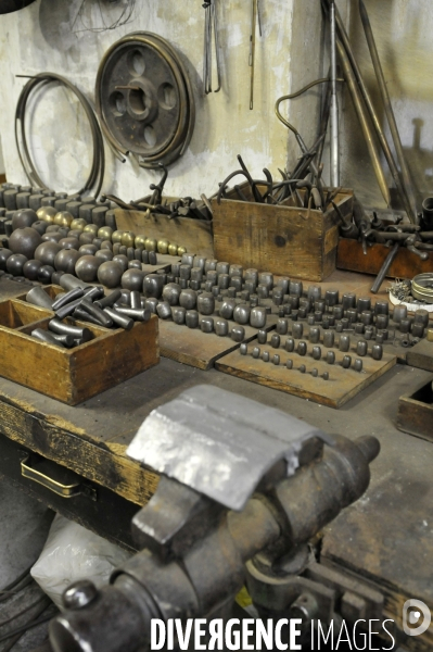 Atelier de réparation et de restauration d instruments de musique. Repair and restoration of musical instruments.
