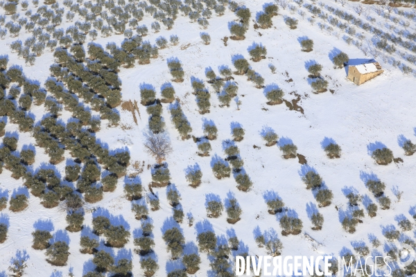 Vue aerienne de Provence sous la neige