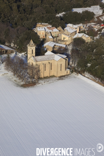 Vue aerienne de Provence sous la neige