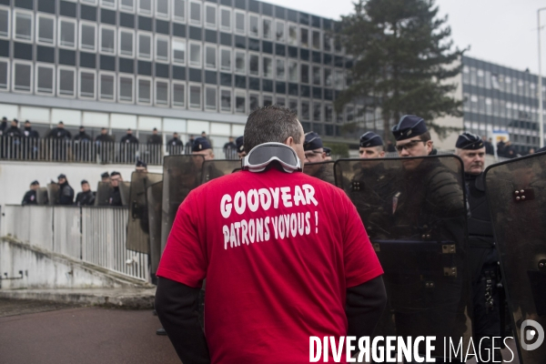 Plan social: rassemblement devant le siege de goodyear.