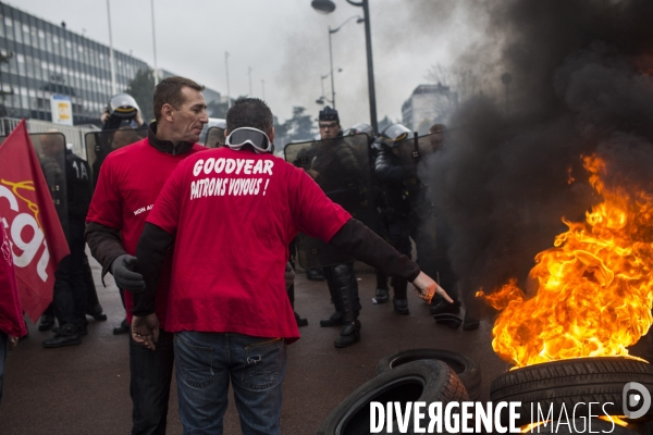 Plan social: rassemblement devant le siege de goodyear.