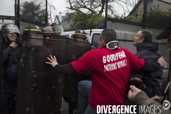 Plan social: rassemblement devant le siege de goodyear.