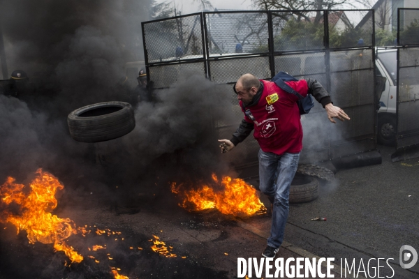 Plan social: rassemblement devant le siege de goodyear.