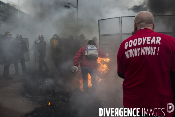 Plan social: rassemblement devant le siege de goodyear.