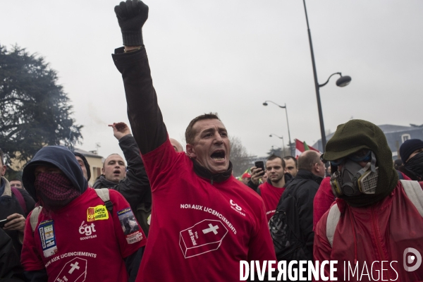 Plan social: rassemblement devant le siege de goodyear.