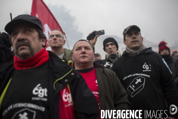 Plan social: rassemblement devant le siege de goodyear.