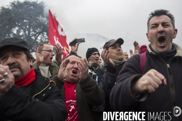 Plan social: rassemblement devant le siege de goodyear.