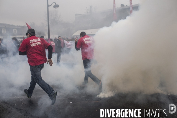 Plan social: rassemblement devant le siege de goodyear.