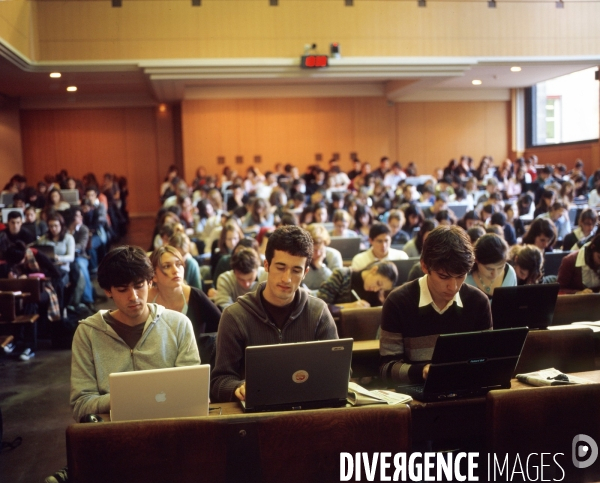 Sciences Po, cours de droit en L2  dans l amphi Boutmy.