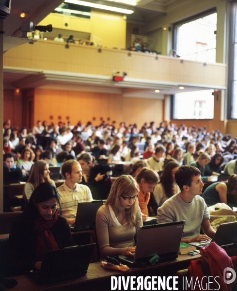 Sciences Po, cours de droit en L2  dans l amphi Boutmy.