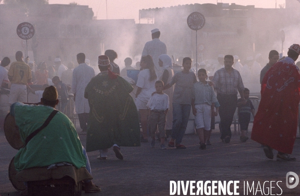 Marrakech : les conteurs et les artistes ont fait de la place Jemaa El Fna, un chef-d oeuvre immatèriel de l UNESCO