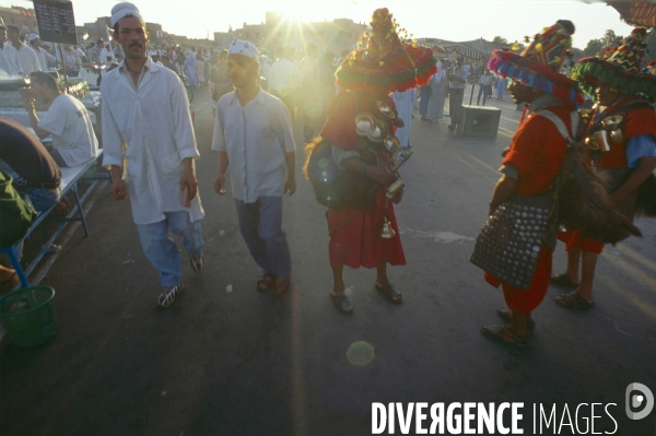 Marrakech : les conteurs et les artistes ont fait de la place Jemaa El Fna, un chef-d oeuvre immatèriel de l UNESCO