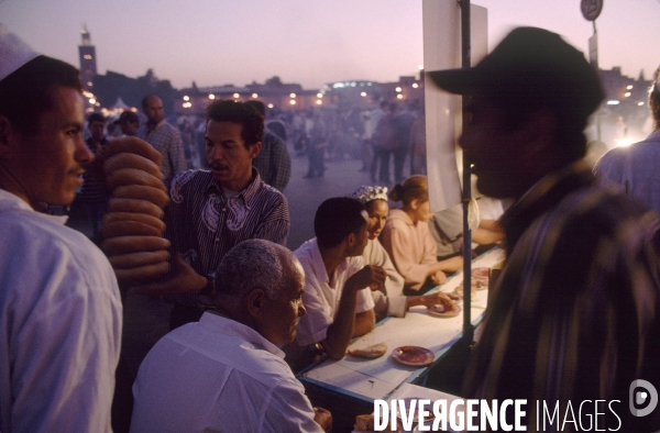 Marrakech : les conteurs et les artistes ont fait de la place Jemaa El Fna, un chef-d oeuvre immatèriel de l UNESCO