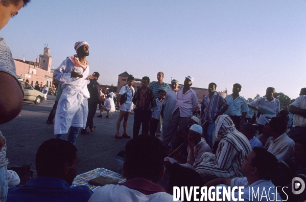 Marrakech : les conteurs et les artistes ont fait de la place Jemaa El Fna, un chef-d oeuvre immatèriel de l UNESCO