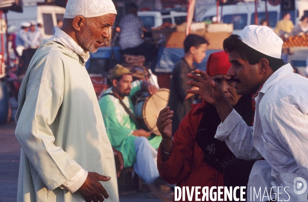 Marrakech : les conteurs et les artistes ont fait de la place Jemaa El Fna, un chef-d oeuvre immatèriel de l UNESCO