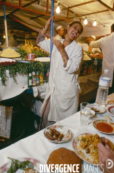 Marrakech : les conteurs et les artistes ont fait de la place Jemaa El Fna, un chef-d oeuvre immatèriel de l UNESCO