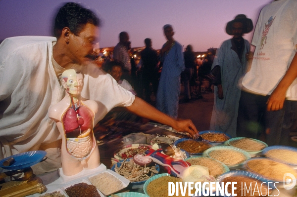 Marrakech : les conteurs et les artistes ont fait de la place Jemaa El Fna, un chef-d oeuvre immatèriel de l UNESCO