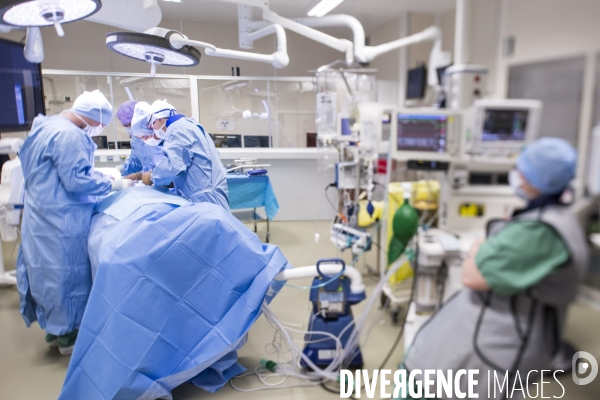 1ere mondiale: salle hybride de chirurgie cardiovasculaire au CHRU de Lille. (version couleur)