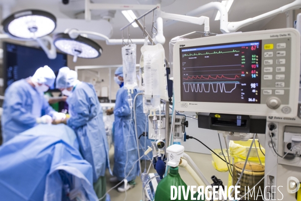 1ere mondiale: salle hybride de chirurgie cardiovasculaire au CHRU de Lille. (version couleur)