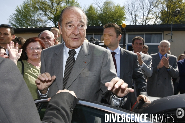 1er tour des elections presidentielles, vote du president jacques chirac et son epouse bernadette